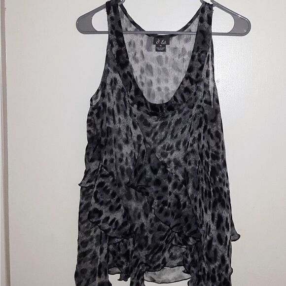 3/$20 Sale Dots sleeveless top - Picture 1 of 5
